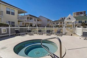 Alquiler Vacacional - Coastal Charm, CANAL FRONT Condo, 5 Pools, Hot Tub, walk to beach Dog-Friendly!