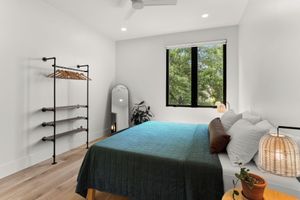 Alquiler Vacacional - 5BR City Loft - Atop Natural Wine Bar! Steps to Downtown & Magazine!