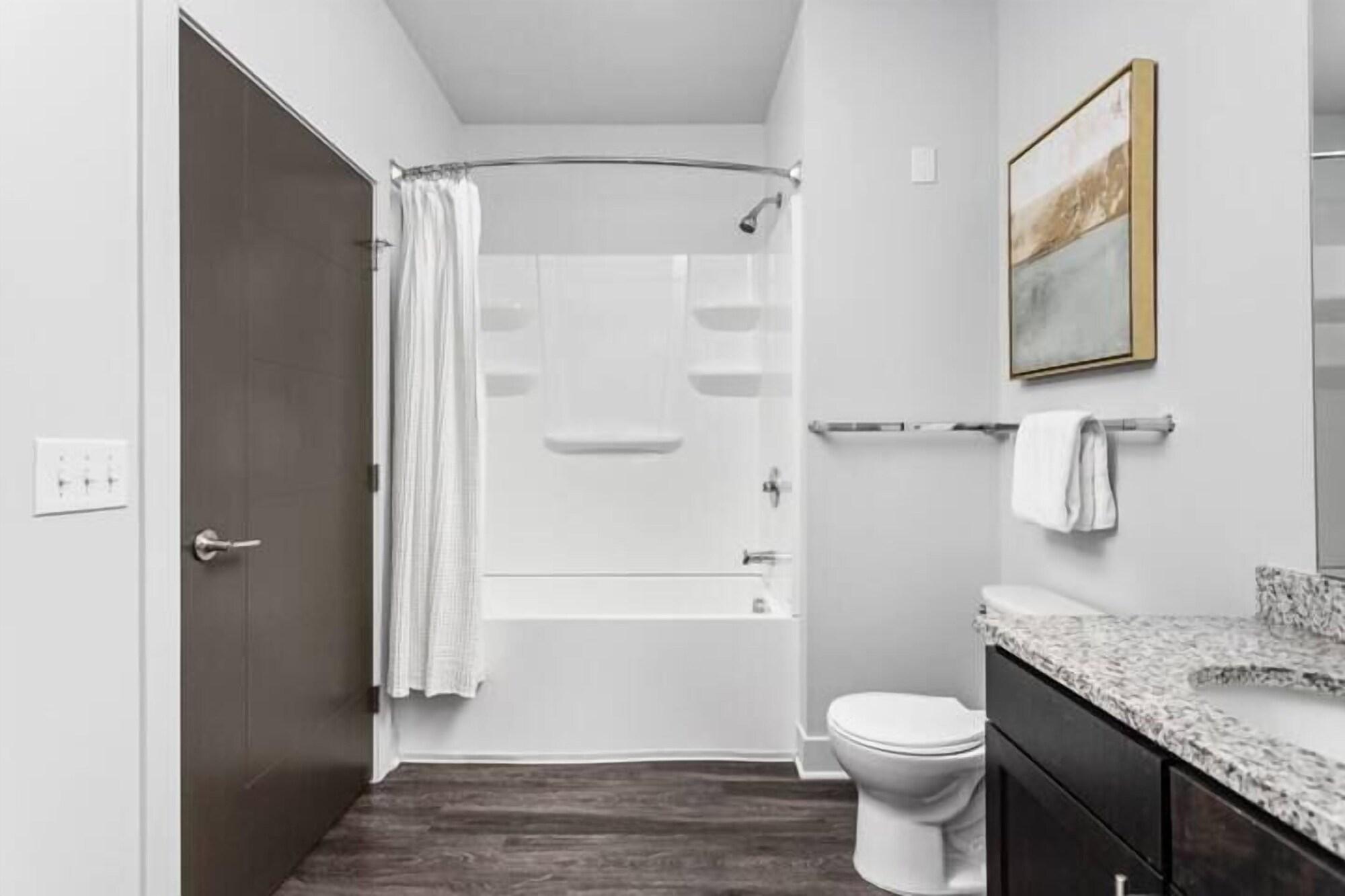 Equipamiento de Habitación CozySuites Nora 3BR near Fashion Mall