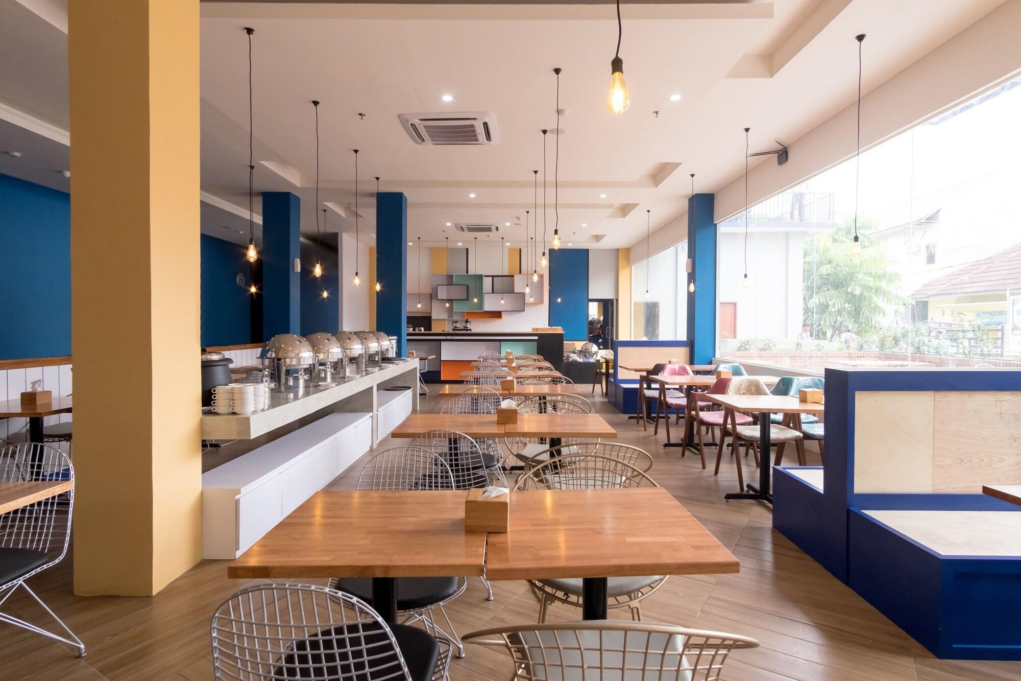 Bar/Salón Townhouse Oak Medan near Universitas Sumatera Utara formerly Raz Residence