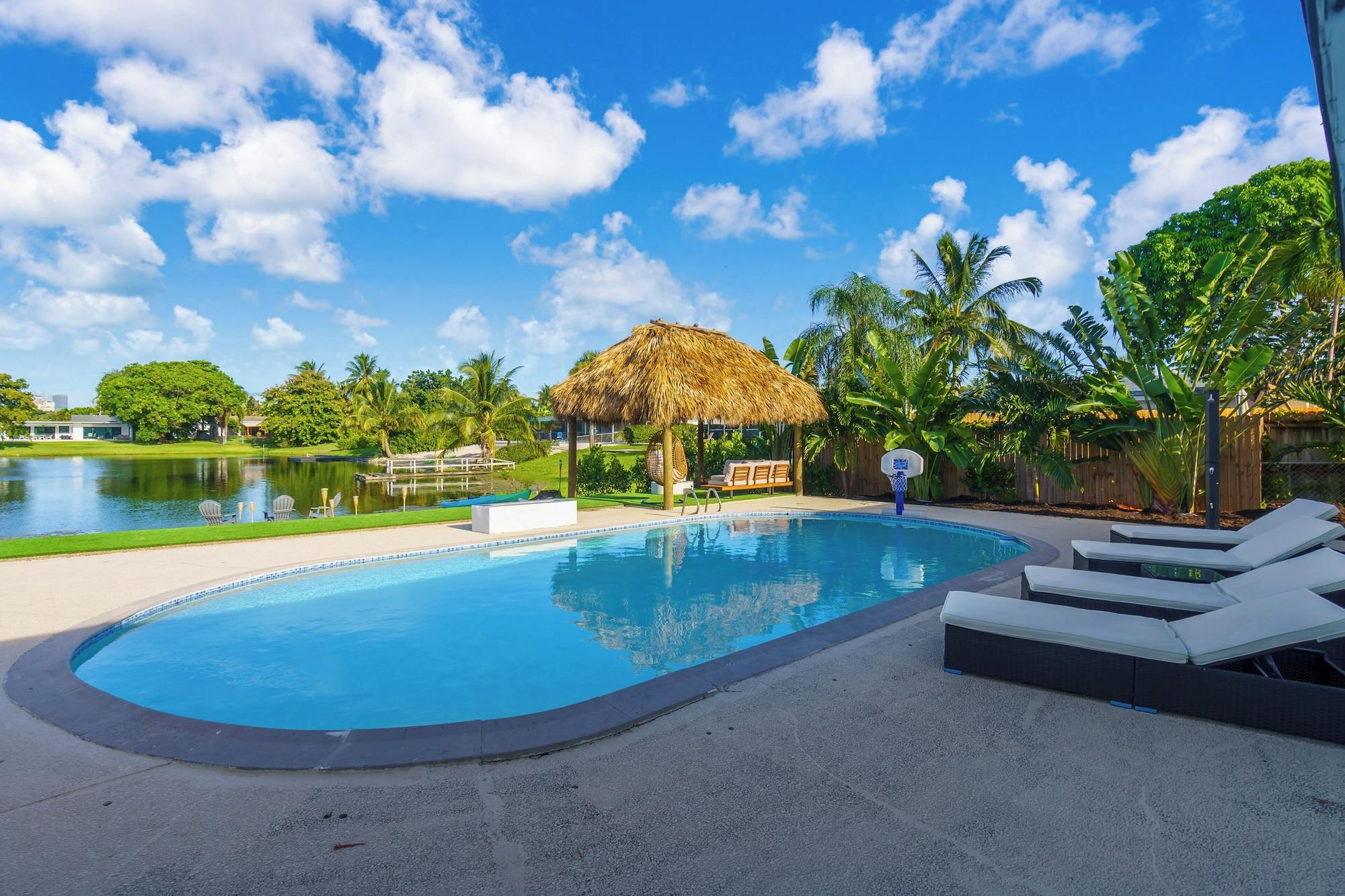 Vista Piscina Paradise Sunset Waterfront Home