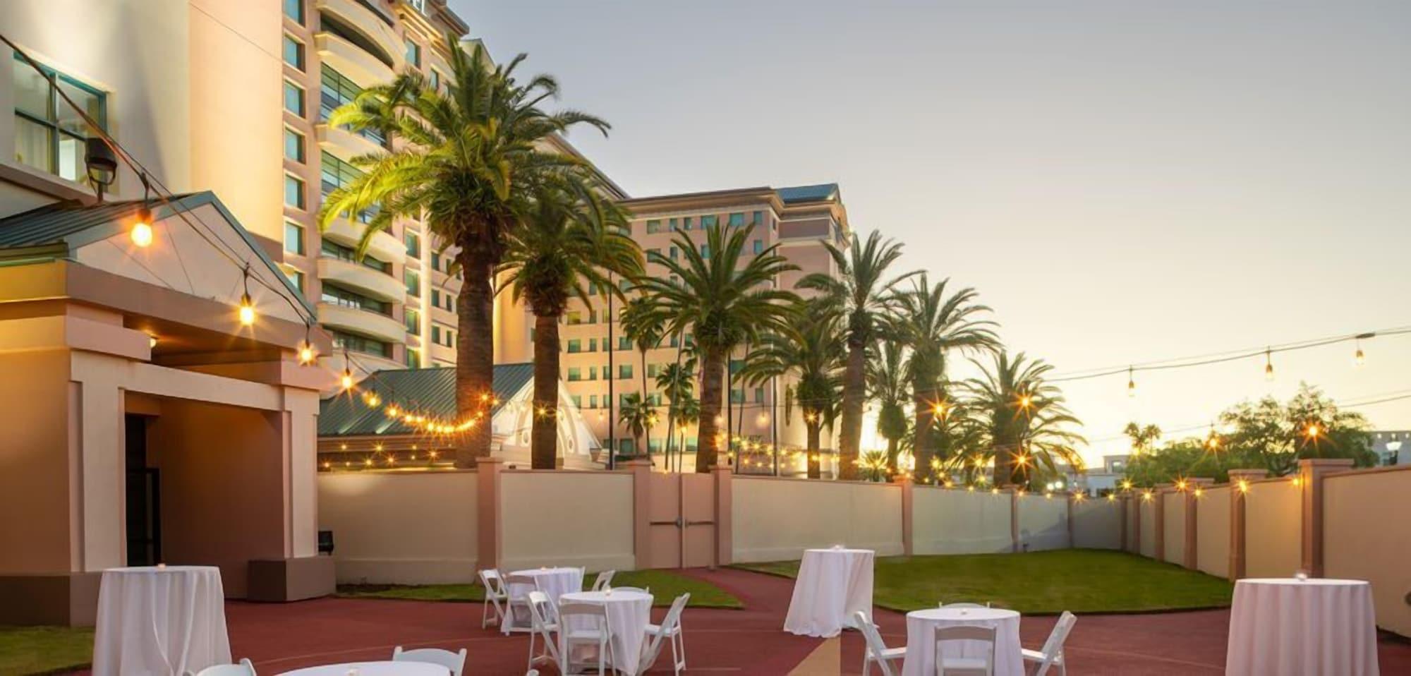 Vista Exterior Florida Hotel & Conference Center in the Florida Mall