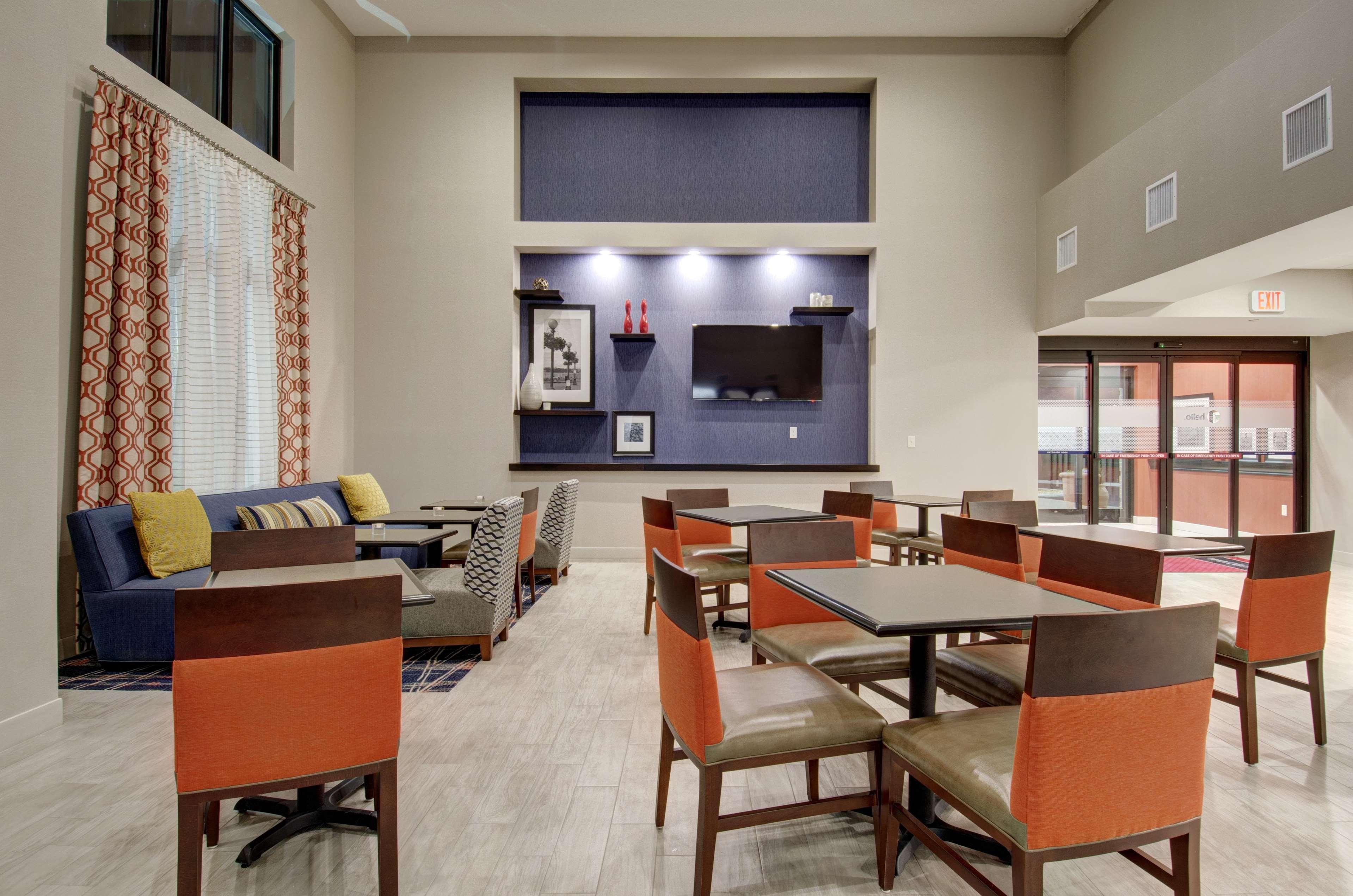 Vista Lobby Hampton Inn & Suites Springfield/Downtown