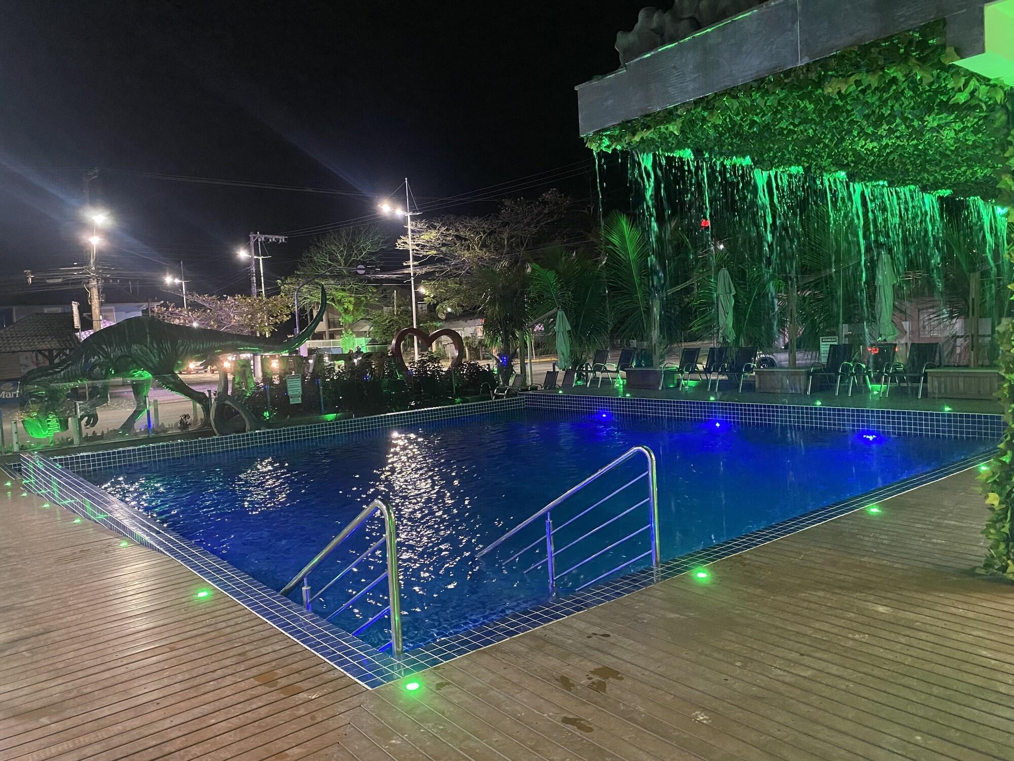 Vista da piscina Hotel Recanto dos Dinossauros