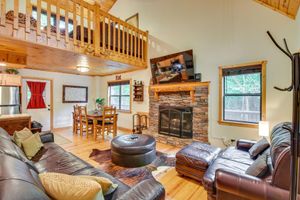 Alquiler Vacacional - Spacious Cabin w/ Furnished Deck + Hot Tub!