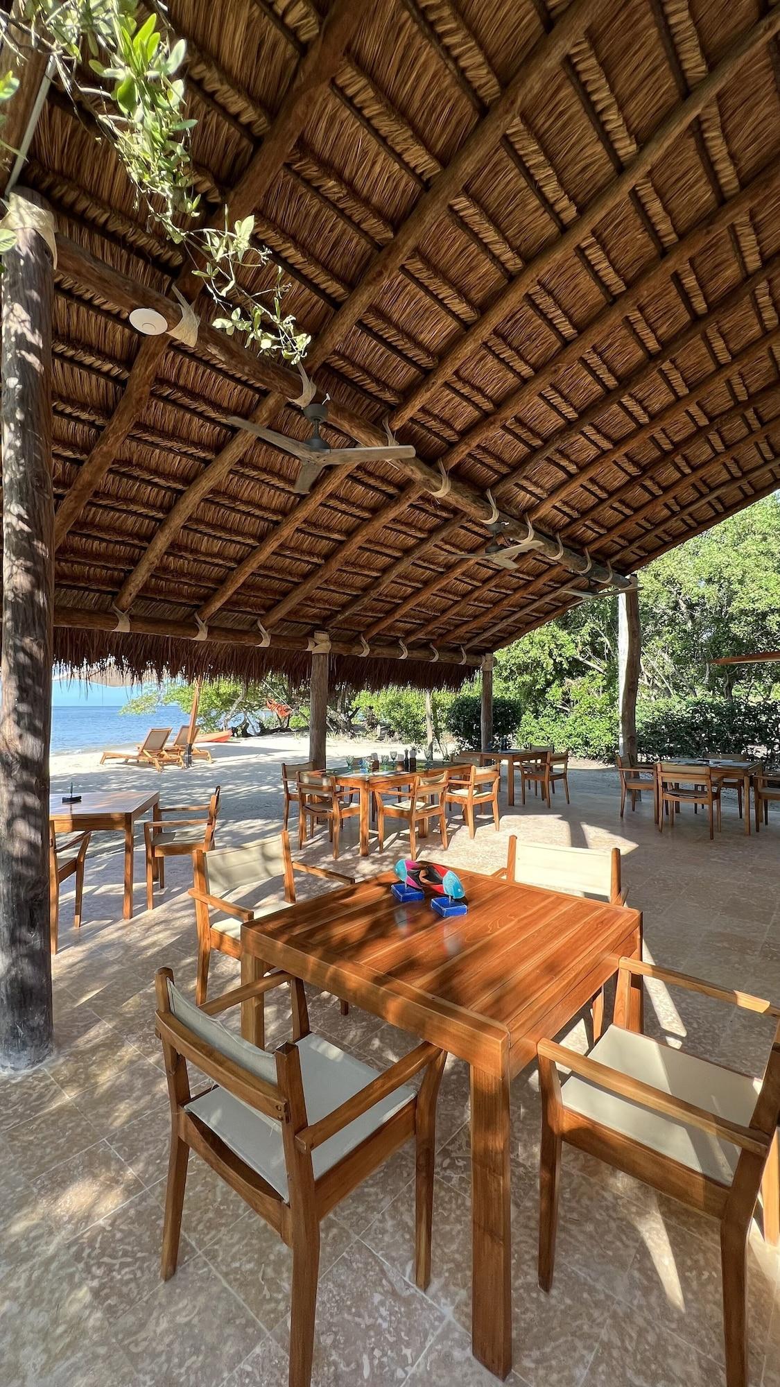 Restaurant ACASI Rustic Beach