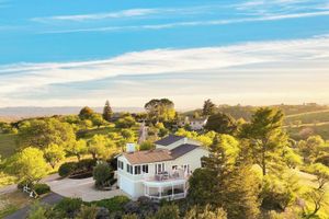 Alquiler Vacacional - Stunning Escape Hot Tub, Panoramic View, Prime Location Hilltop by Avantstay