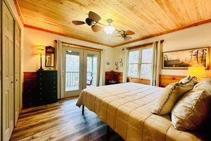 Alquiler Vacacional - Cozy Riverfront Cabin with Creek Views, Hot Tub, Pool Table, and Fire Pit