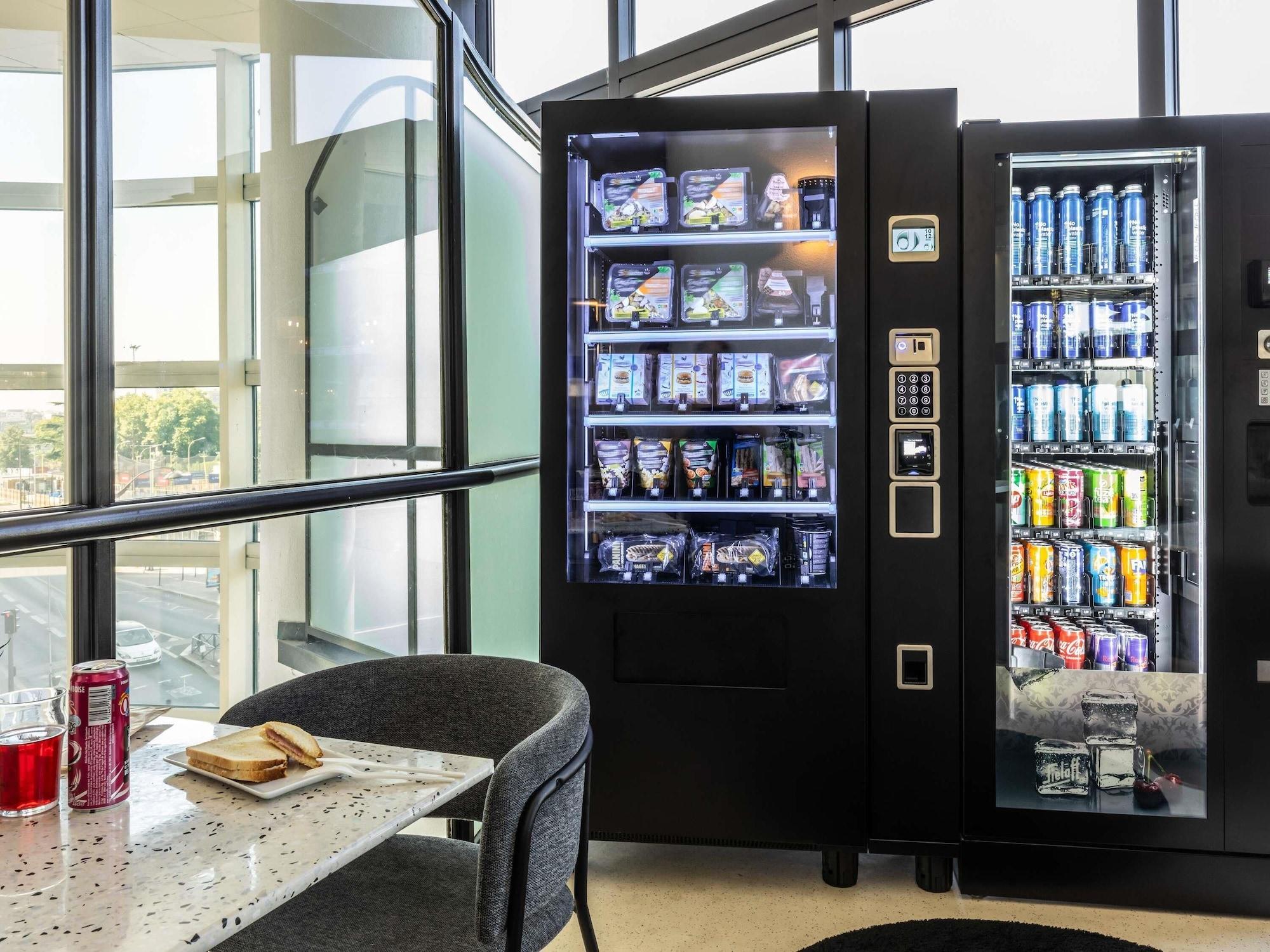 Varios ibis Paris Porte De Montreuil