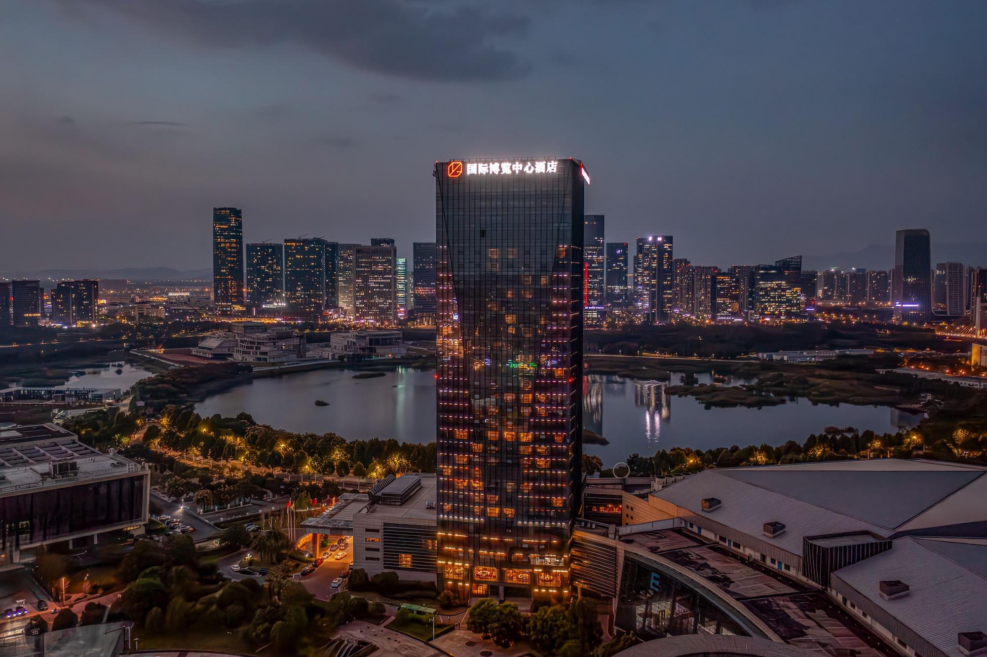 Vista Exterior Expo Center Hotel