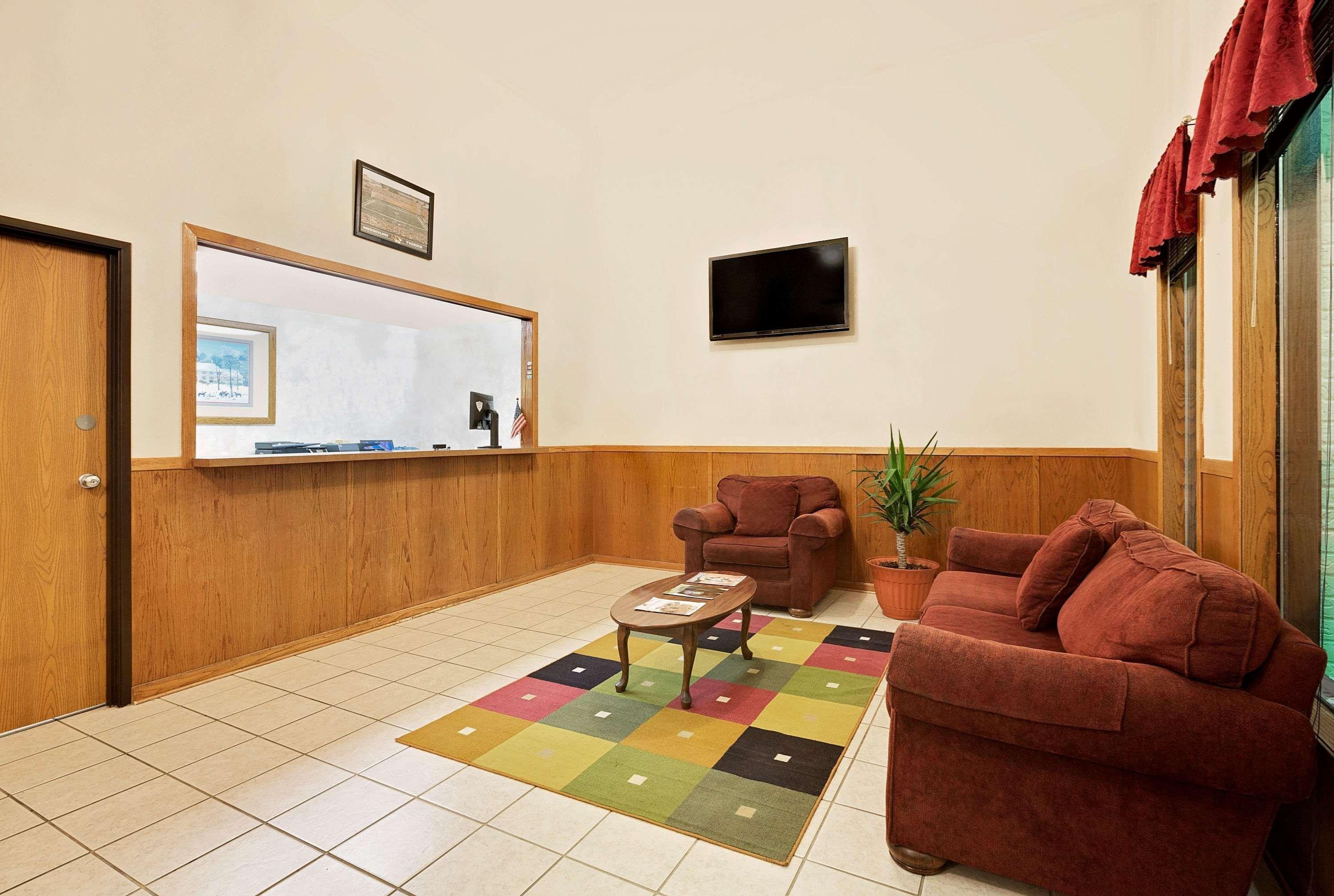 Vista Lobby Super 8 by Wyndham Marshall