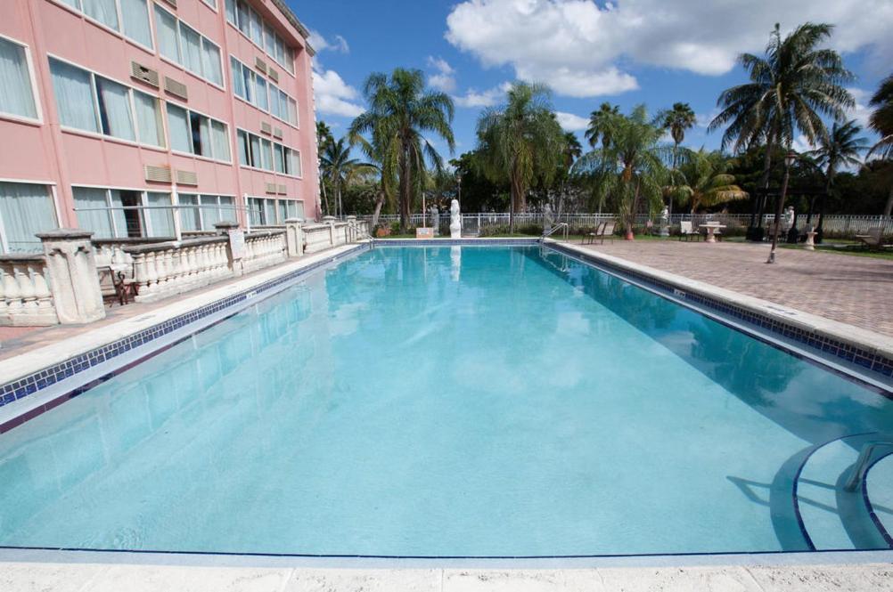 Vista Piscina Miami Gardens Inn & Suites