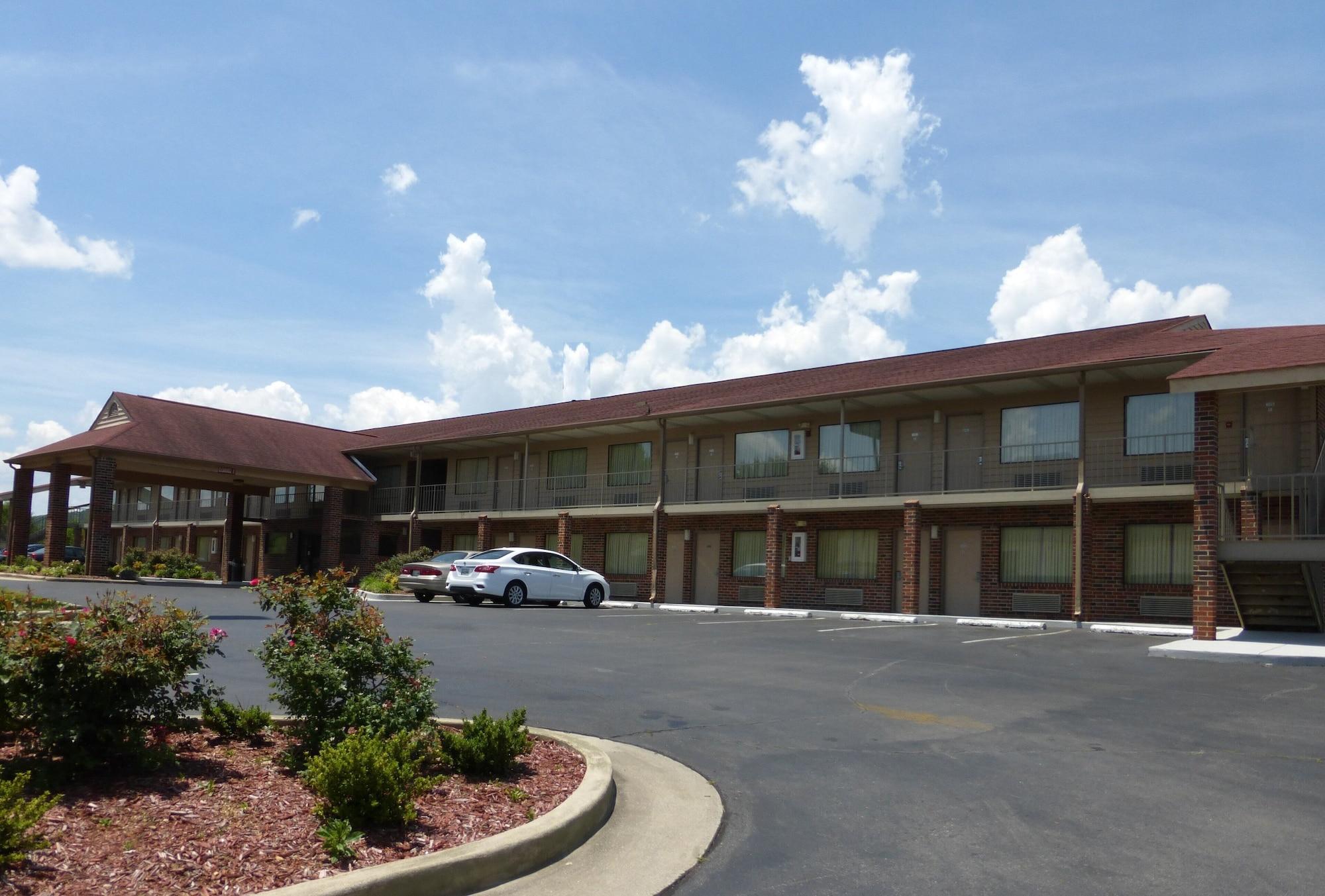 Vista Exterior Red Roof Inn & Suites Cleveland, TN