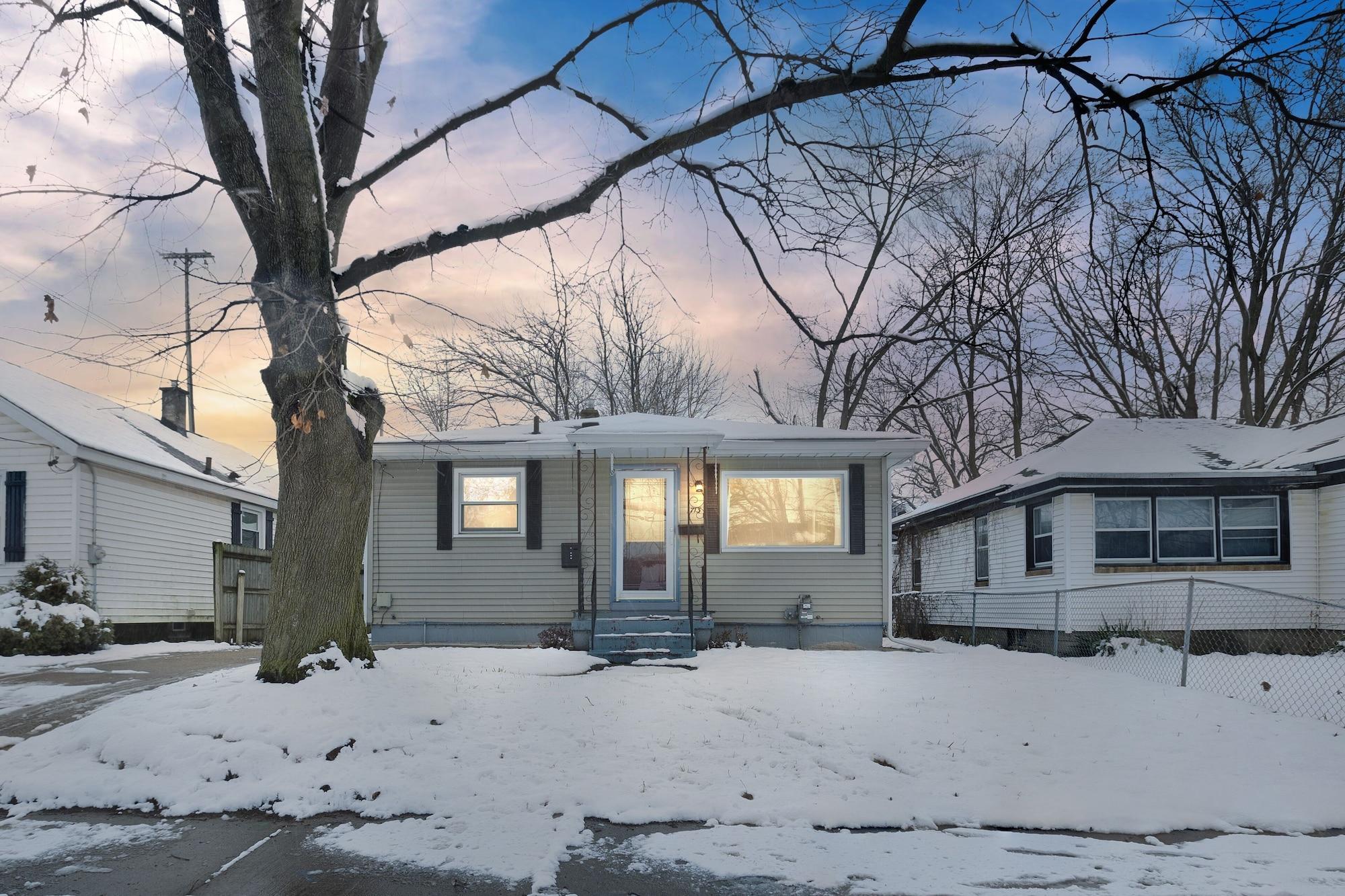 Varios Lovely PET FRIENDLY three bedroom in desirable Urbandale Location! 3 Home by RedAwning