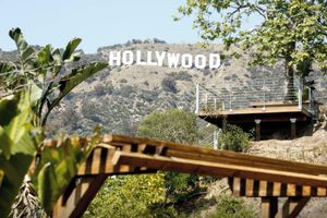 Alquiler Vacacional - Relax On The Spacious Deck and Enjoy The Hollywood Sign and Lush Canyon Views