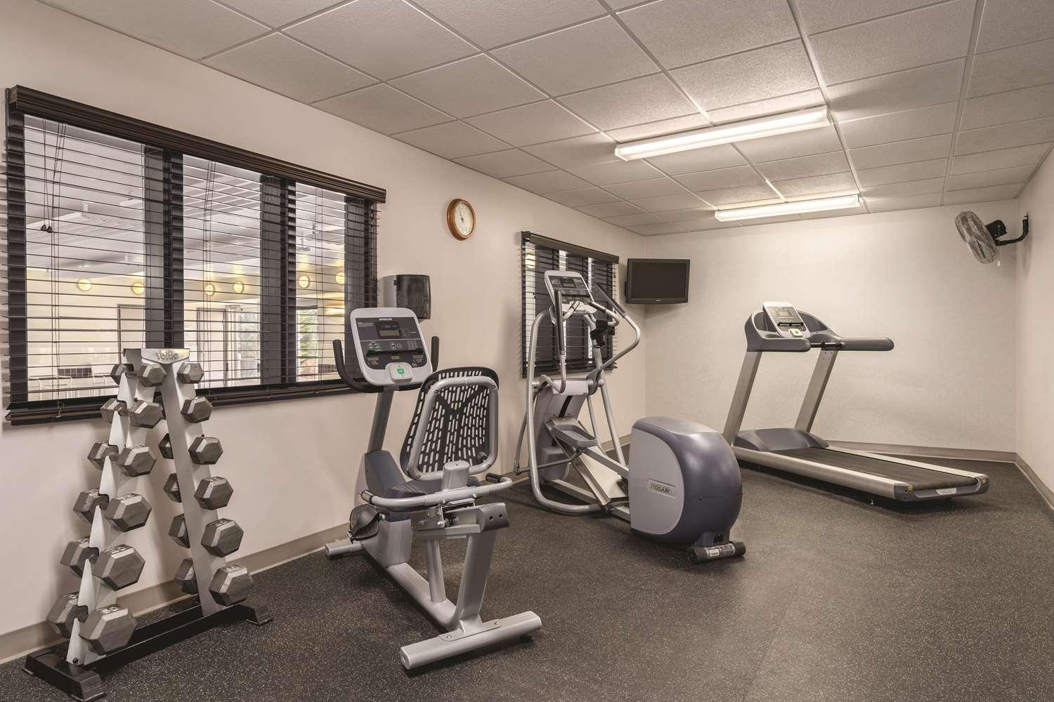Gimnasio Country Inn & Suites by Radisson, Big Flats (Elmira), NY