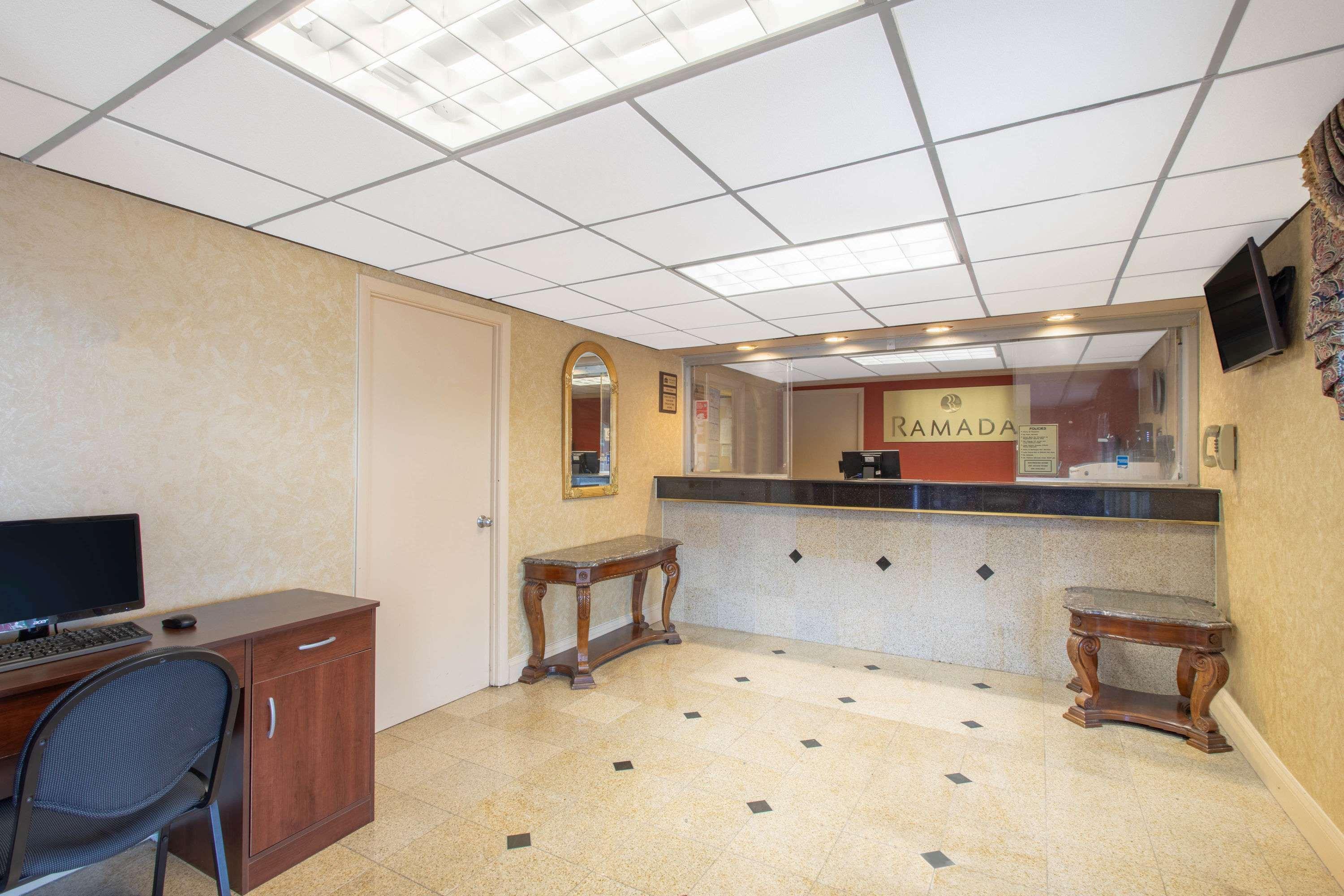 Vista Lobby Ramada Limited Cockeysville