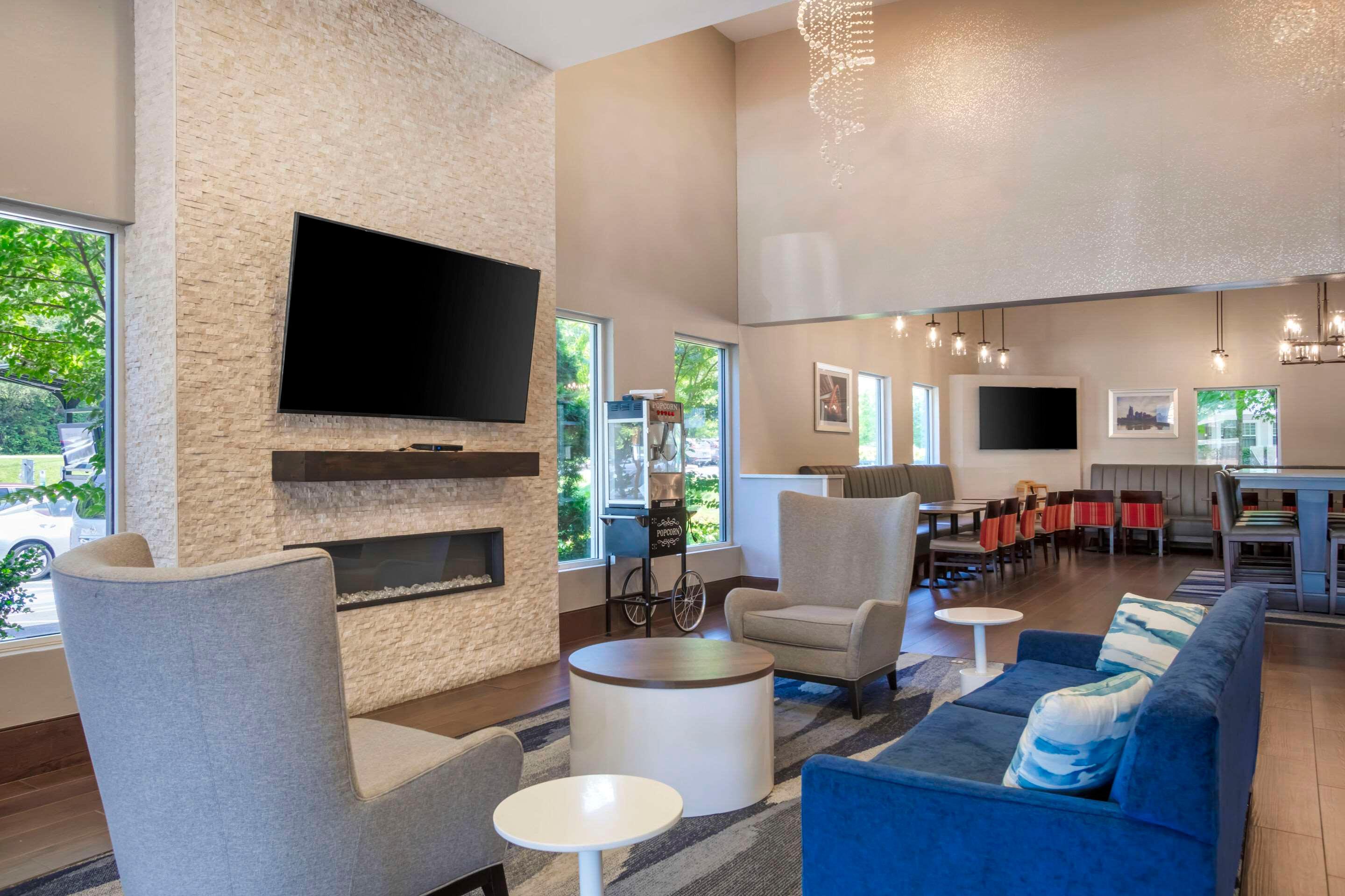 Vista Lobby Comfort Suites Nashville Airport - Bna