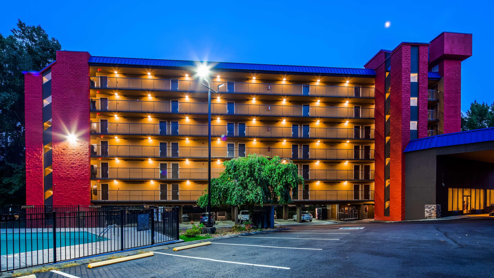 Vista Exterior SureStay Plus Hotel by Best Western Gatlinburg