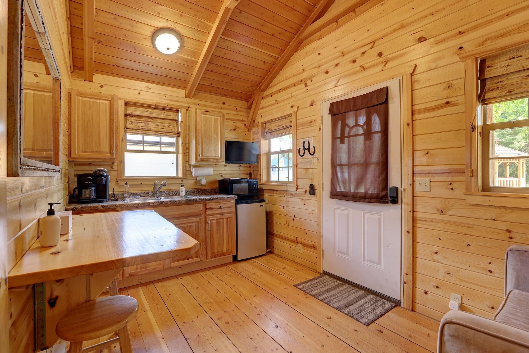 Restaurant Rustic Ridge Cabins, Charming Retreat (3 Options!)