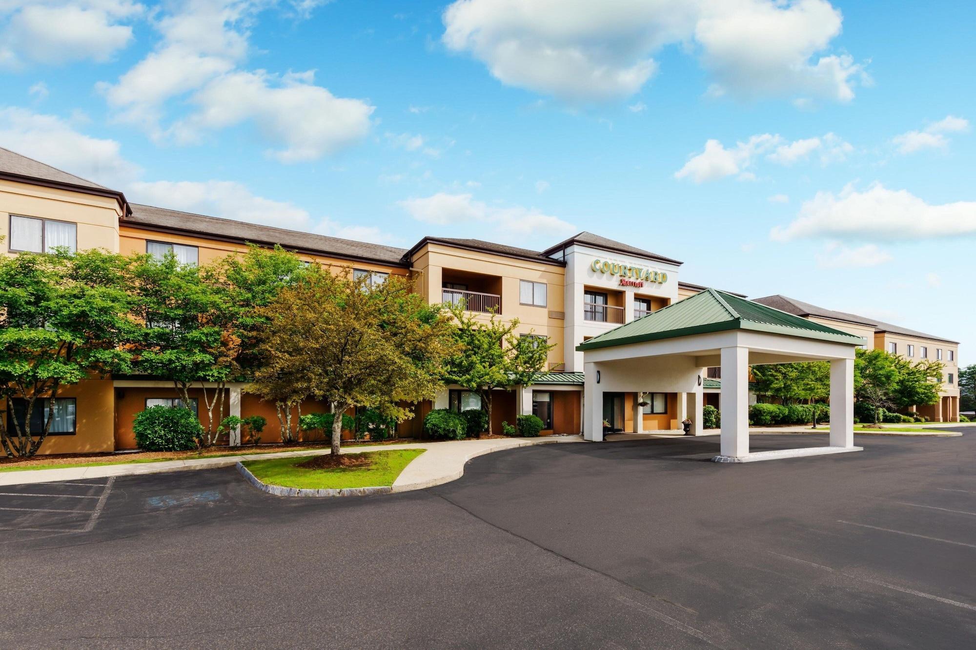 Vista Exterior Courtyard by Marriott Manchester - Boston Regional Airport