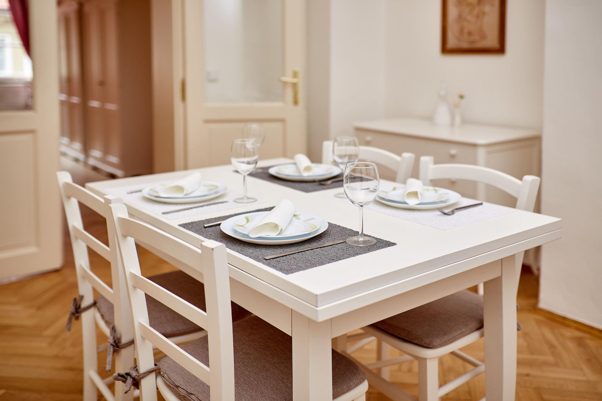 Equipamiento de Habitación Three Golden Crowns Apartments