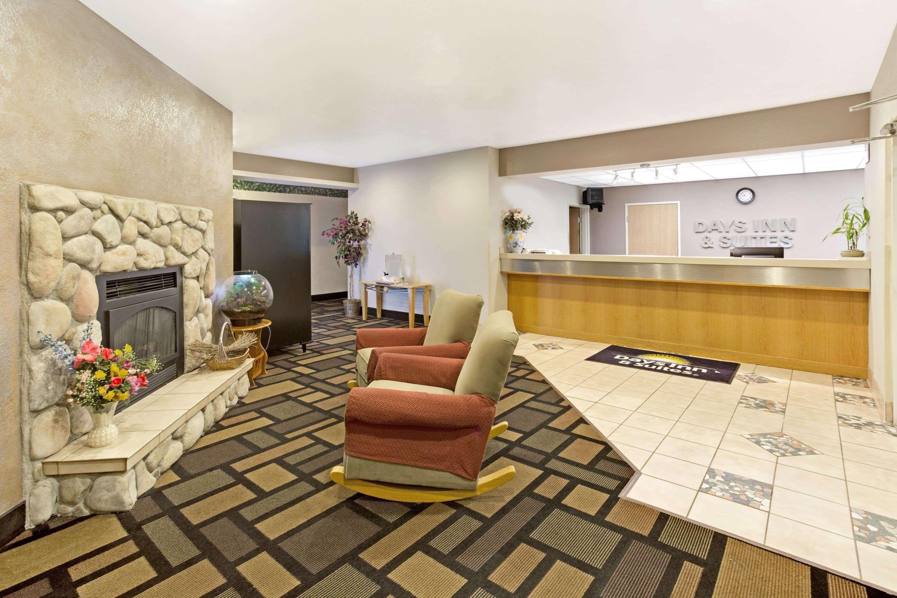 Vista Lobby Days Inn & Suites by Wyndham Castle Rock