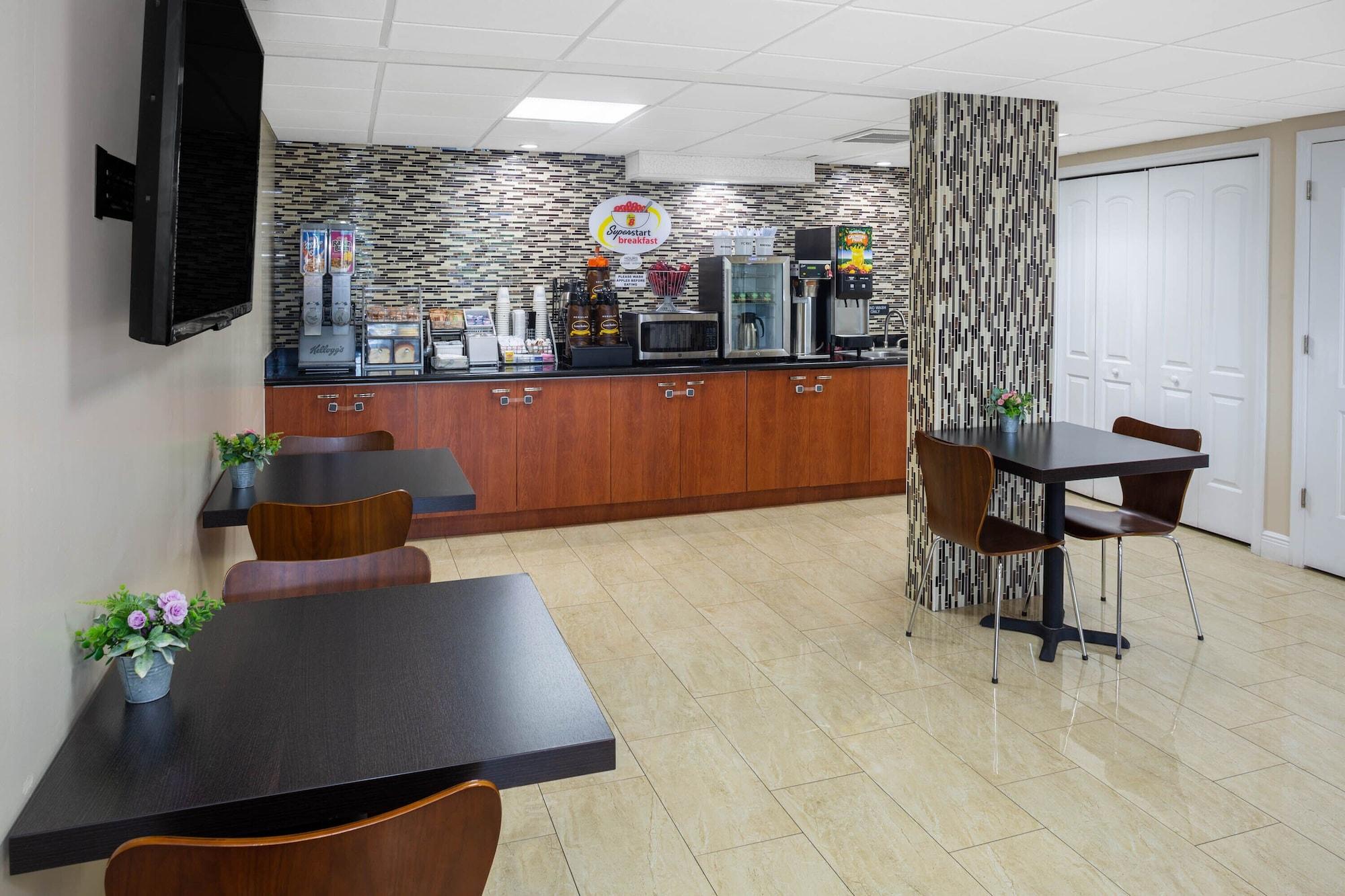 Restaurant Super 8 by Wyndham Bradenton Sarasota Area