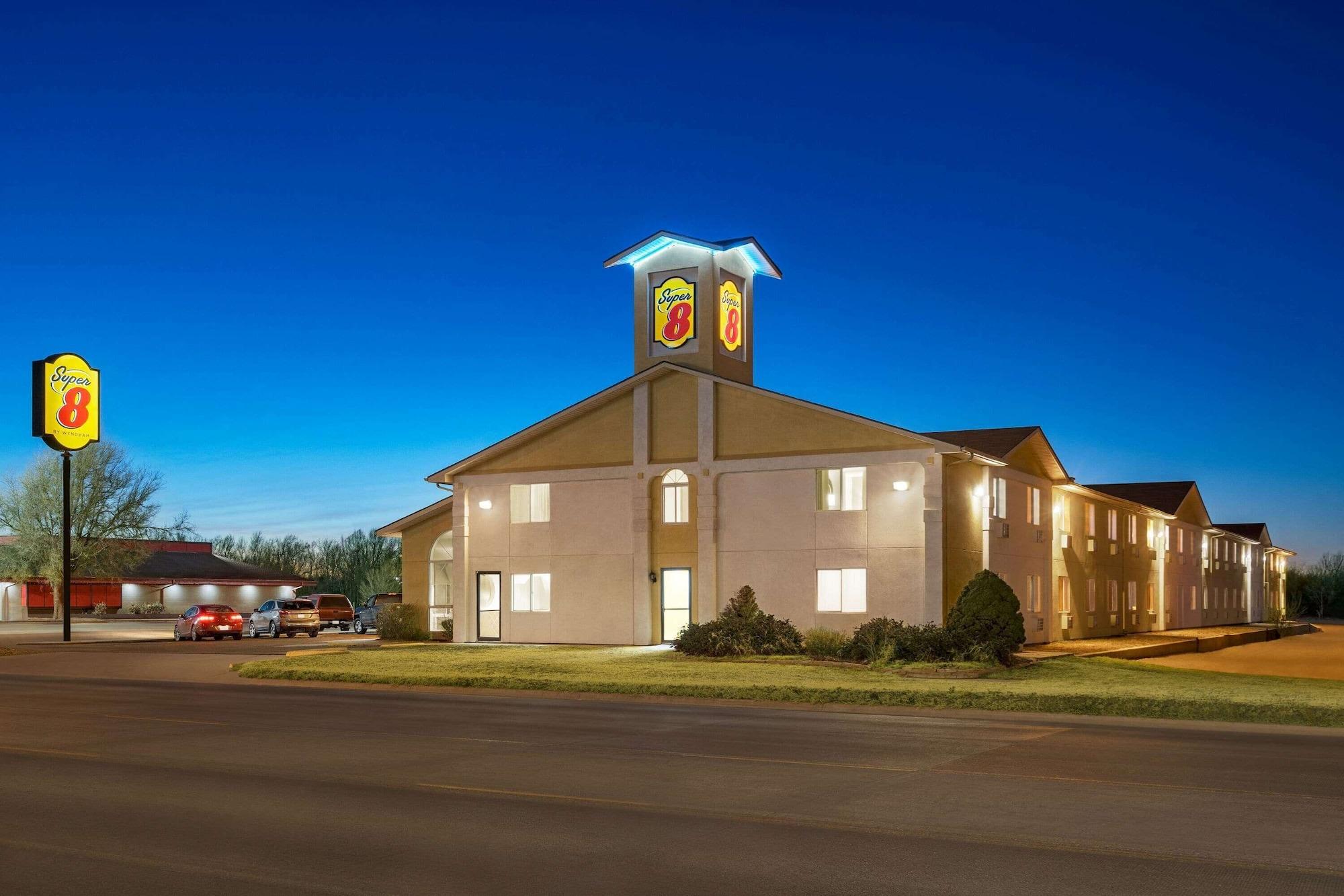 Vista Exterior Super 8 by Wyndham Liberal KS