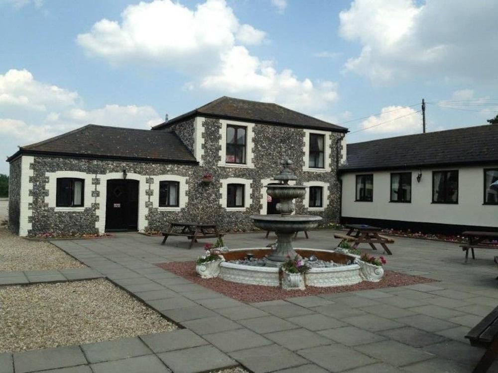 Varios Coach House Hotel