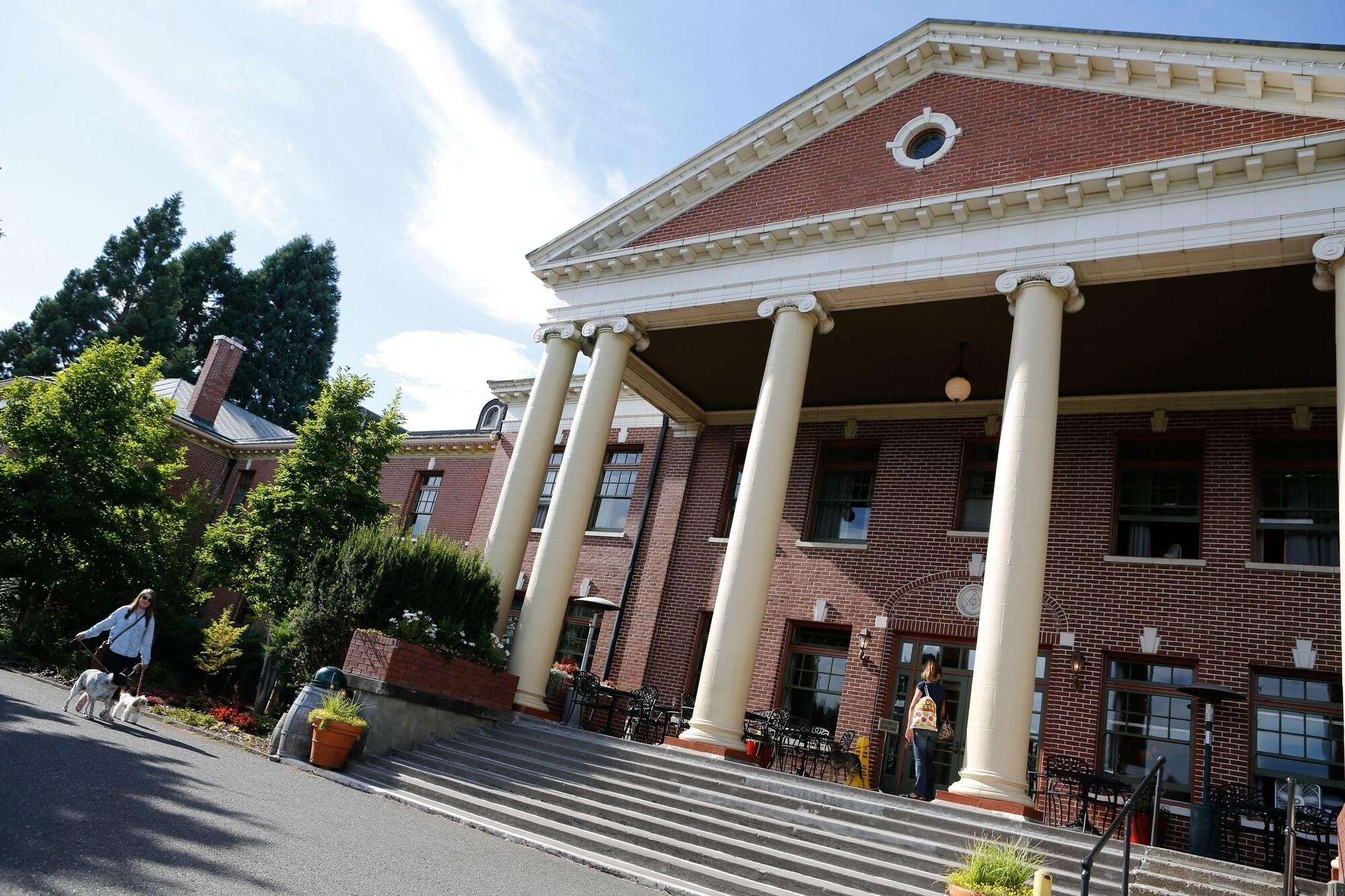 Vista Exterior McMenamins Grand Lodge
