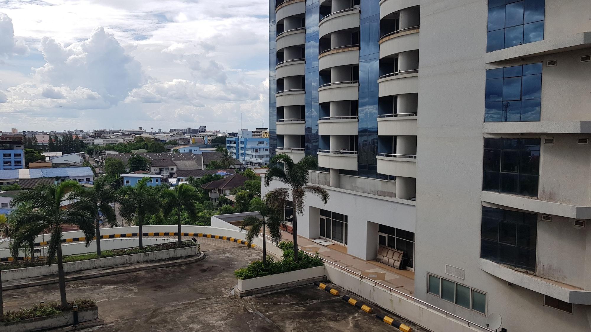 Varios Aek Udon Apartment