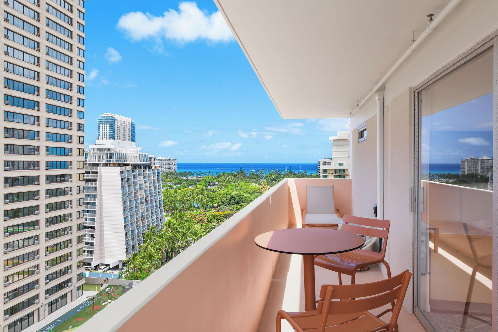 Habitación Ambassador Hotel of Waikiki, Tapestry Collection by Hilton