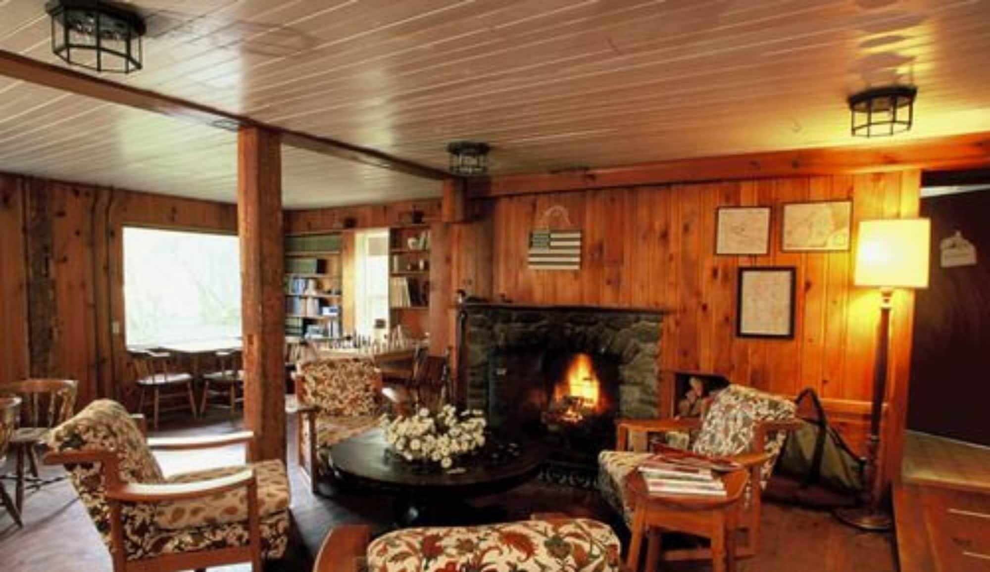 Vista Lobby Dexter's Inn