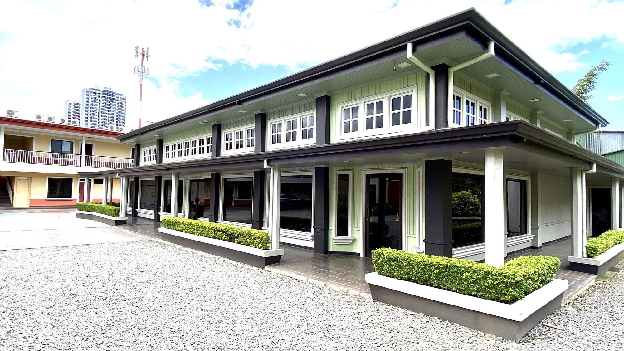 Vista Lobby Prado Inn & Suites