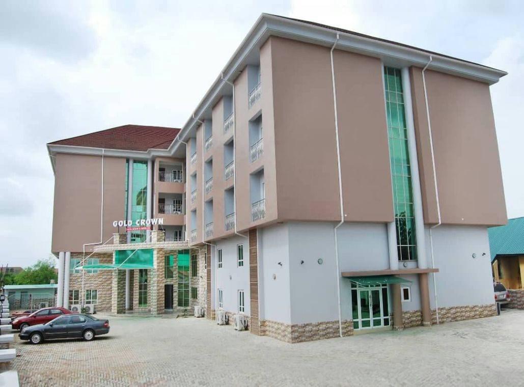 Vista Exterior Gold Crown Hotel