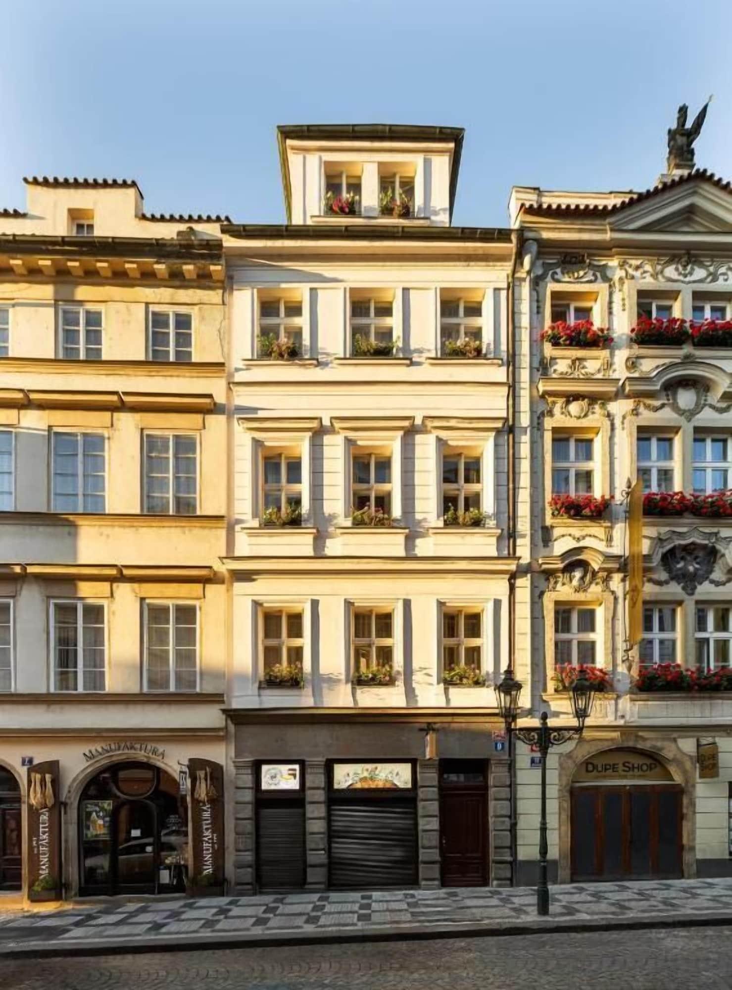 Vista Exterior The Bridge Residence by Little King