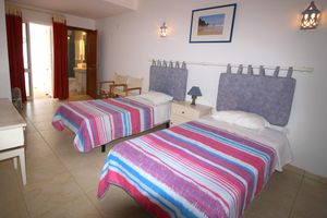 Alquiler Vacacional - Super family villa has Wi Fi, private pool, walk to village & beach!
