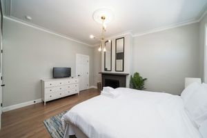 Arriendo temporal - Luxury Townhome Steps to Train