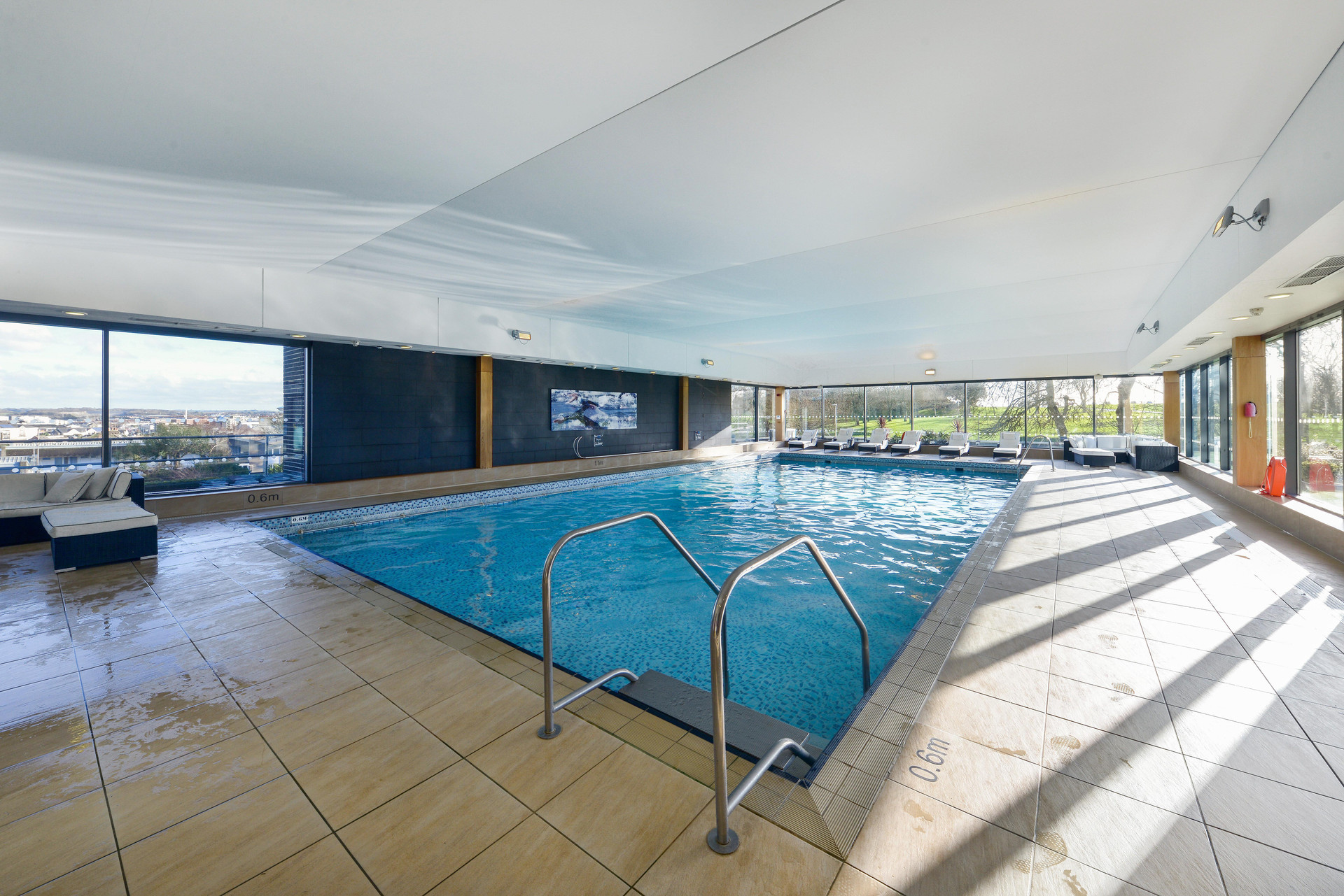 Vista Piscina Crowne Plaza Plymouth by IHG