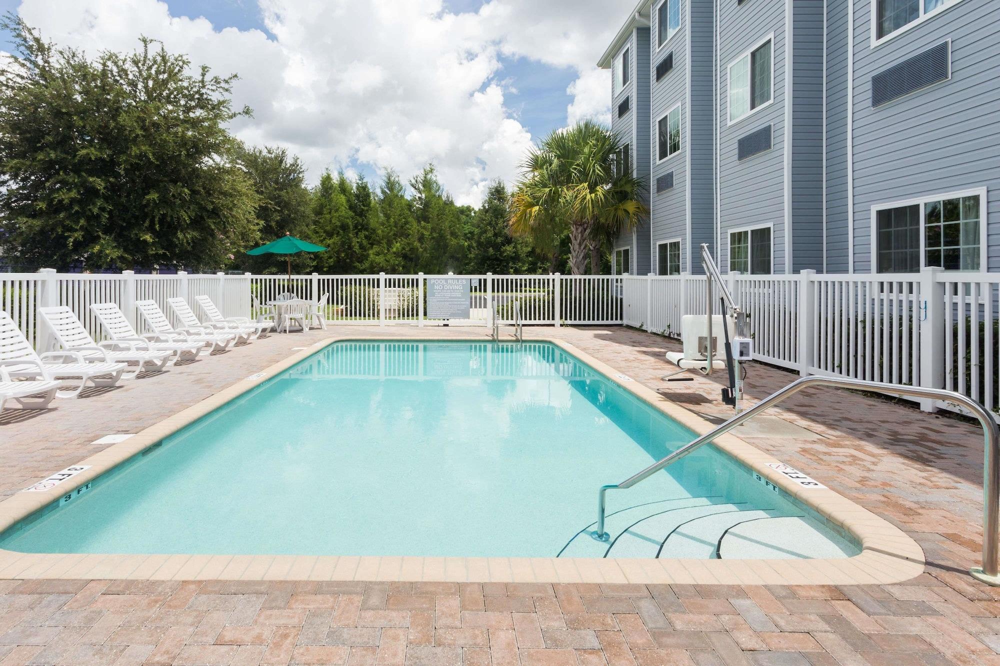 Vista Piscina Microtel Inn & Suites by Wyndham Spring Hill/Weeki Wachee