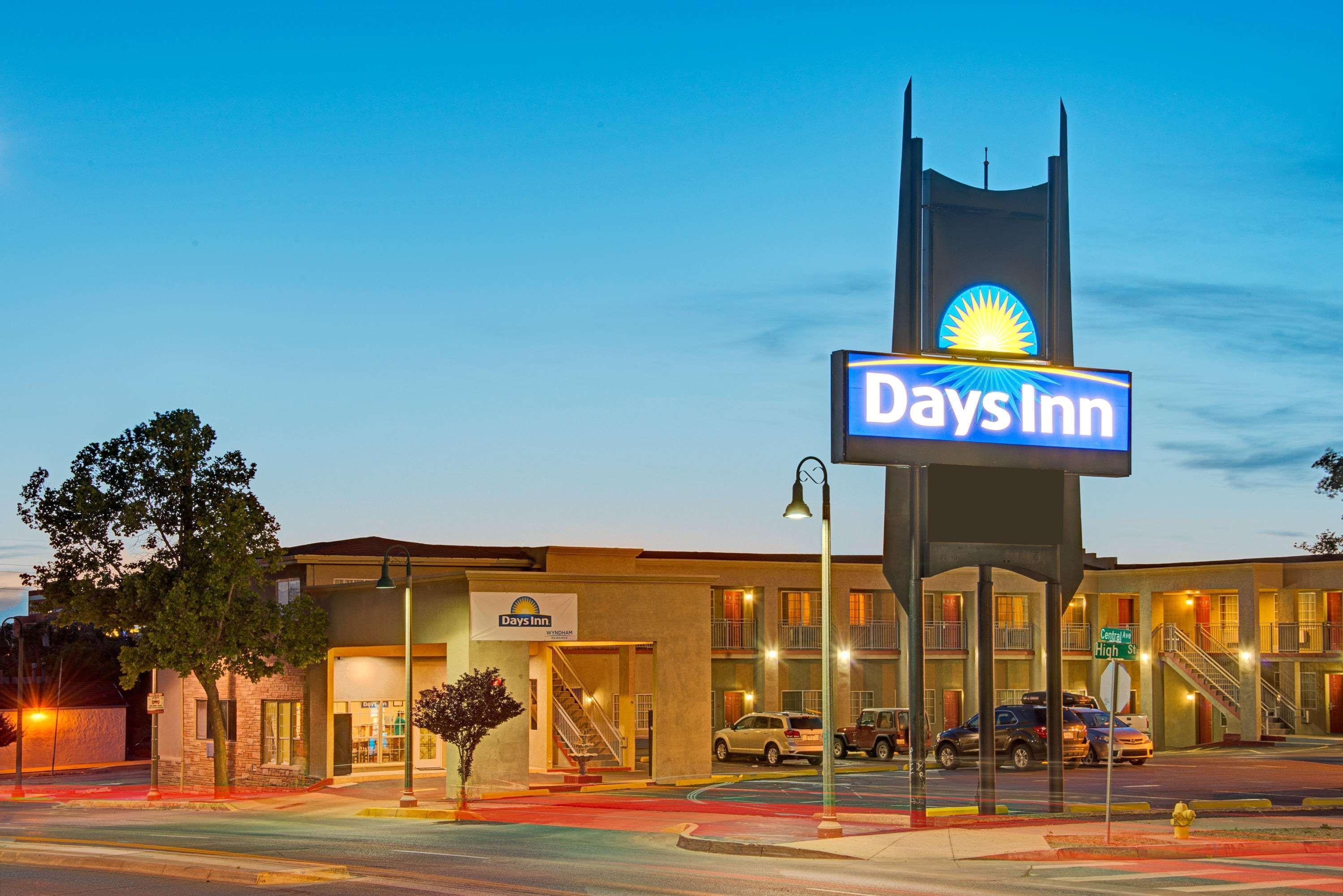 Vista Exterior Days Inn by Wyndham Albuquerque Downtown