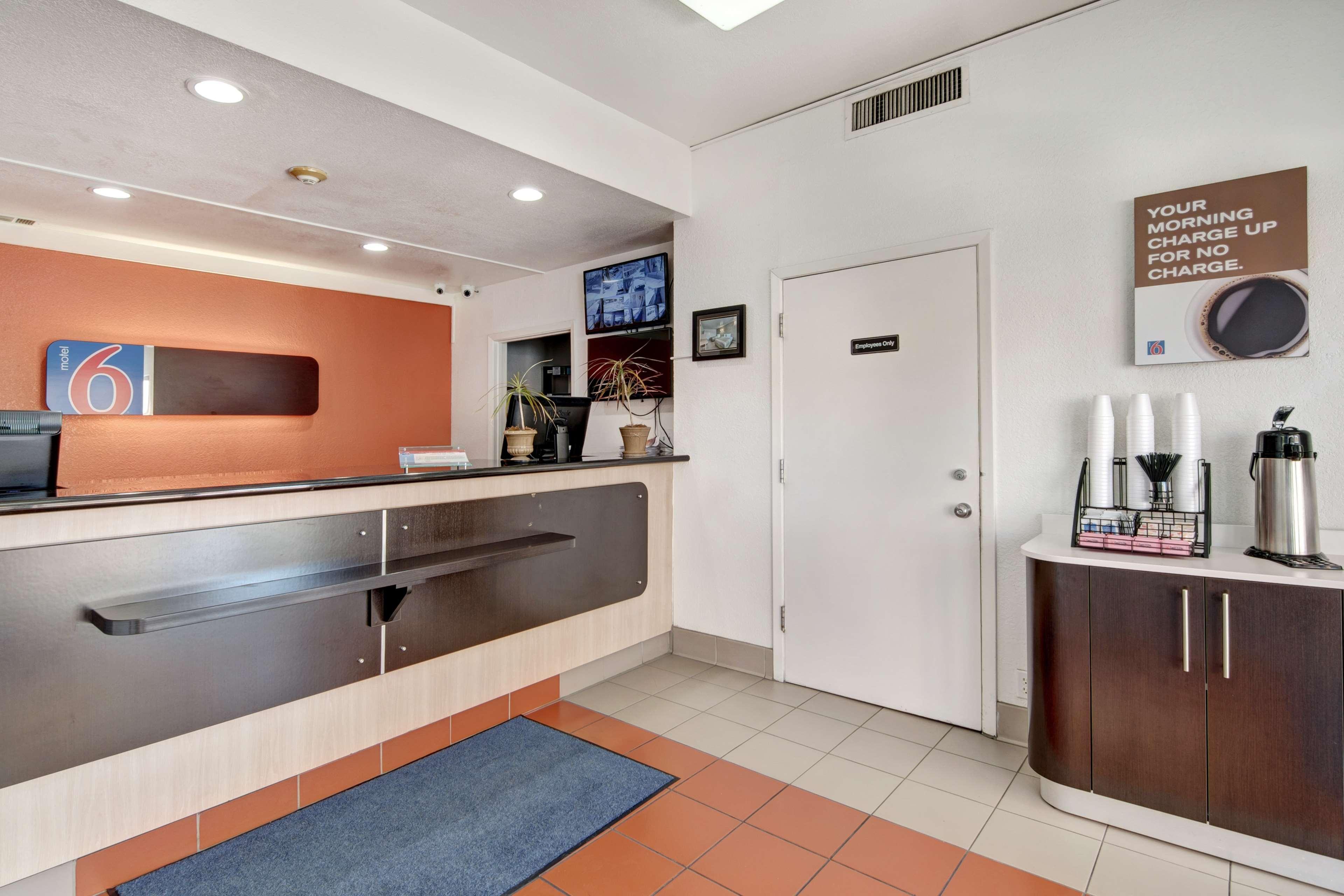 Vista Lobby Motel 6 Dallas, TX - Forest Lane