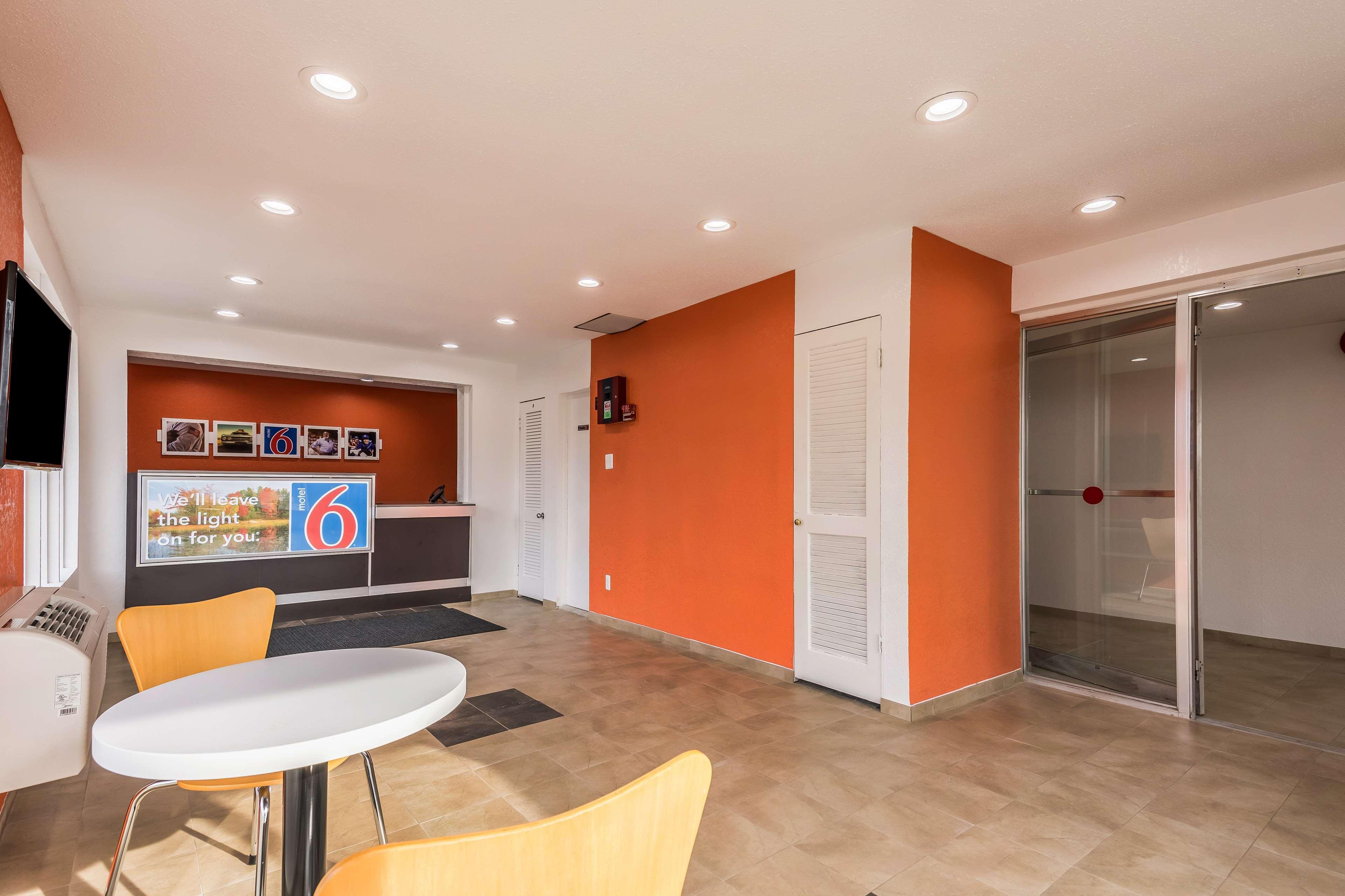 Vista Lobby Motel 6 Schenectady, NY