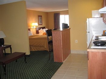 Habitación Quality Suites Kansas City International Airport