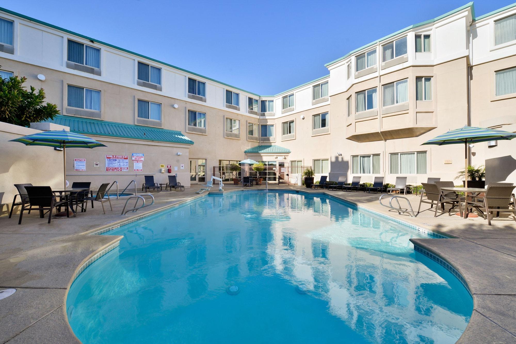 Vista Piscina Holiday Inn Express & Suites Elk Grove Central - Hwy 99 by IHG