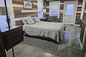 Arriendo temporal - Foxy's Den cozy grain bin cabin with WiFi & AC in serene Kidder. Quiet & serene.