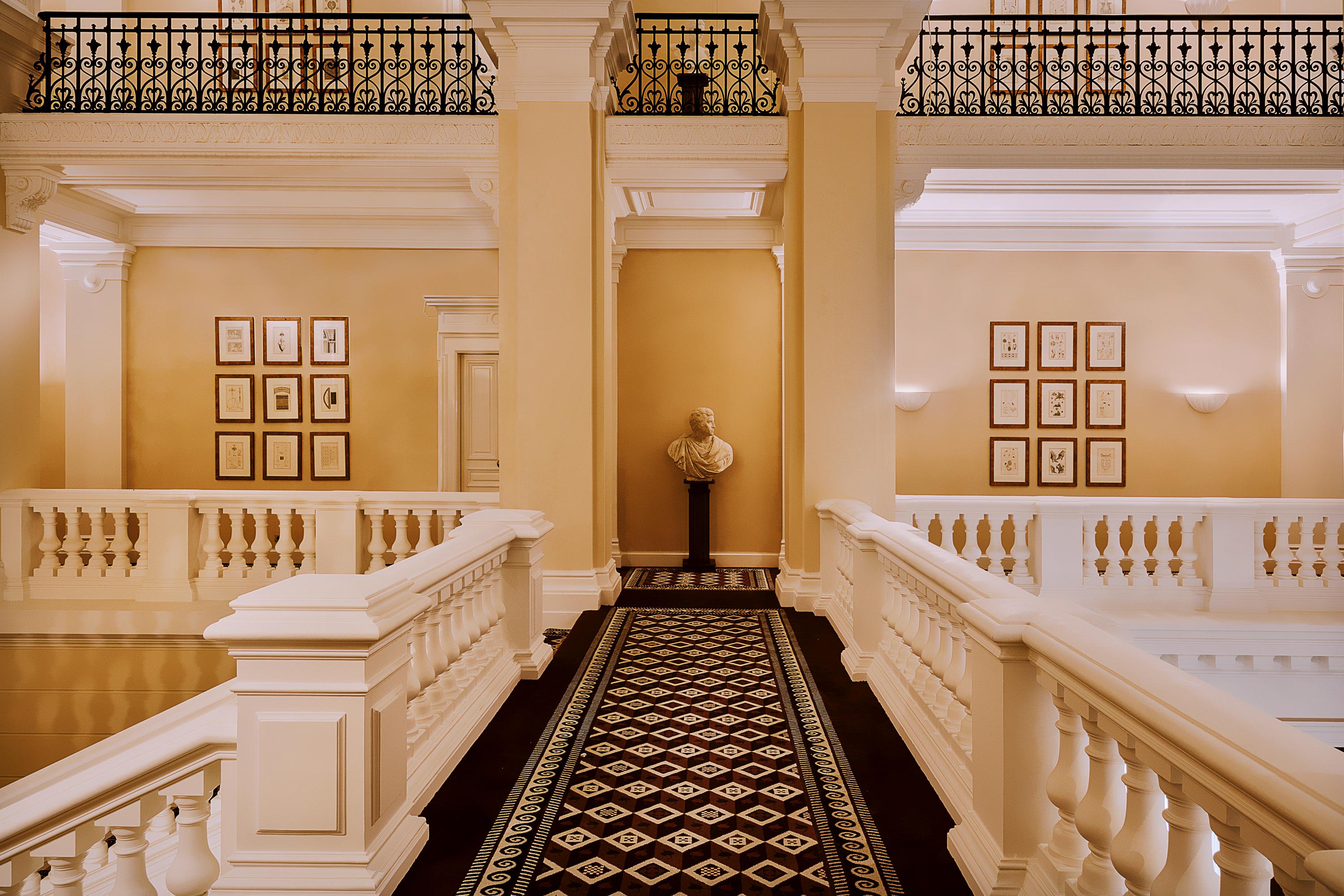 Vista Lobby Saint James Paris - Relais & Chateaux