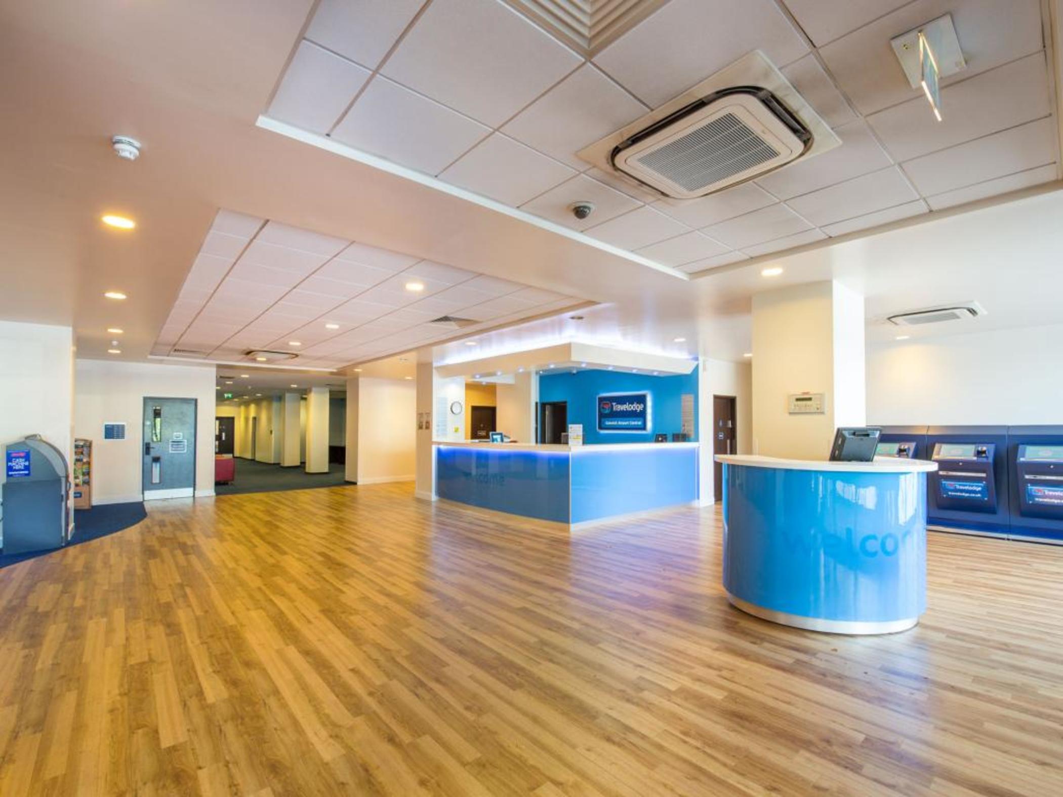 Vista Lobby Travelodge Gatwick Airport Central