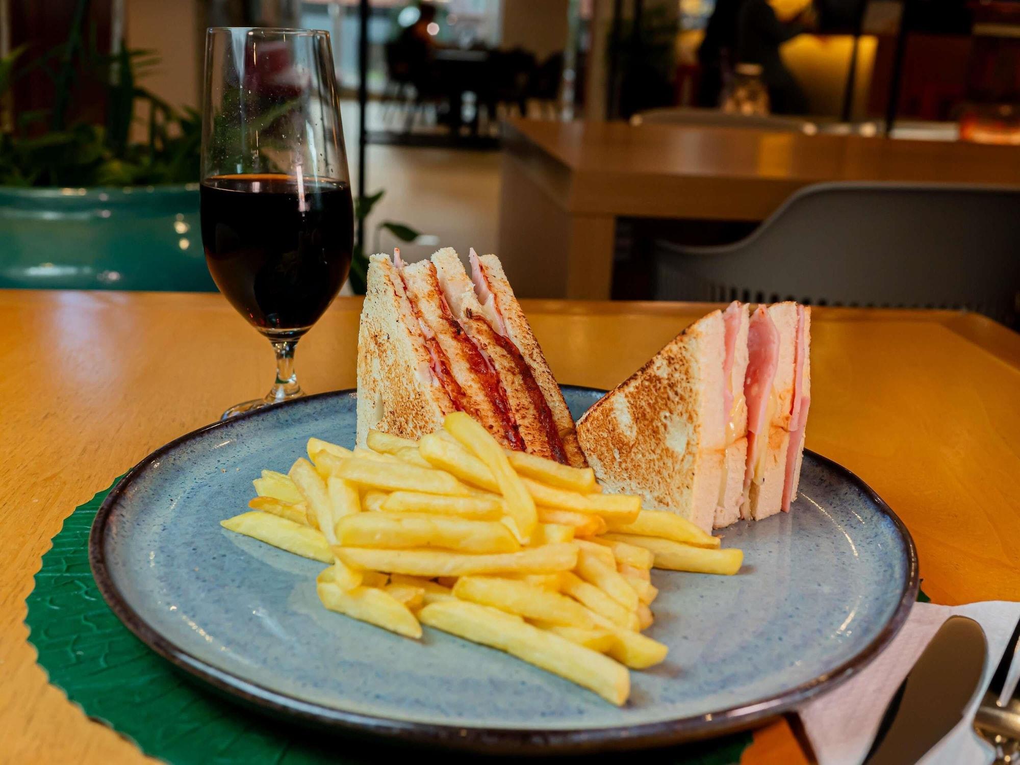 Restaurant Ibis Styles Belém Hangar